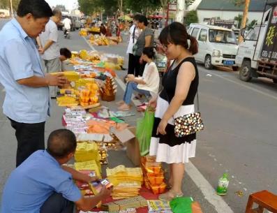 摆地摊怎么赚钱？去哪里摆地摊赚钱，摆地摊卖什么比较好？？配图
